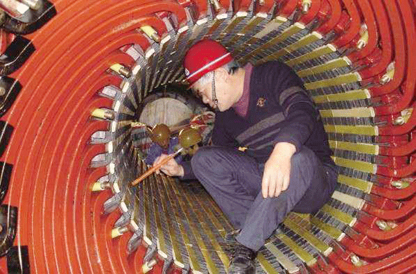 西安泰富西瑪電機(jī)吳高治、劉長安、張衛(wèi)華榮獲西安市勞動模范榮譽(yù)稱號。