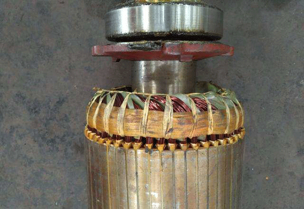 西安電機廠技術(shù)員關(guān)于高壓電機端部捆扎的重要性分析。