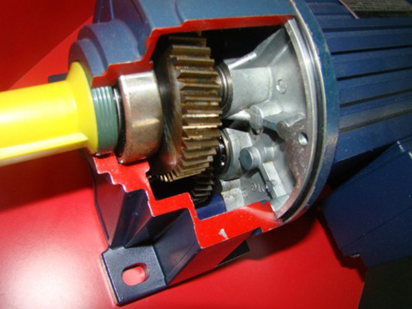 機(jī)械裝配西瑪電機(jī)時(shí),軸頭裝鏈輪可涂抹黃油,可更快裝配好。