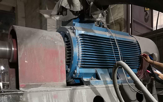 圖為西瑪電機(jī)售后人員高壓電機(jī)振動測量現(xiàn)場照片 圖為西瑪電機(jī)售后人員高壓電機(jī)振動測量現(xiàn)場照片